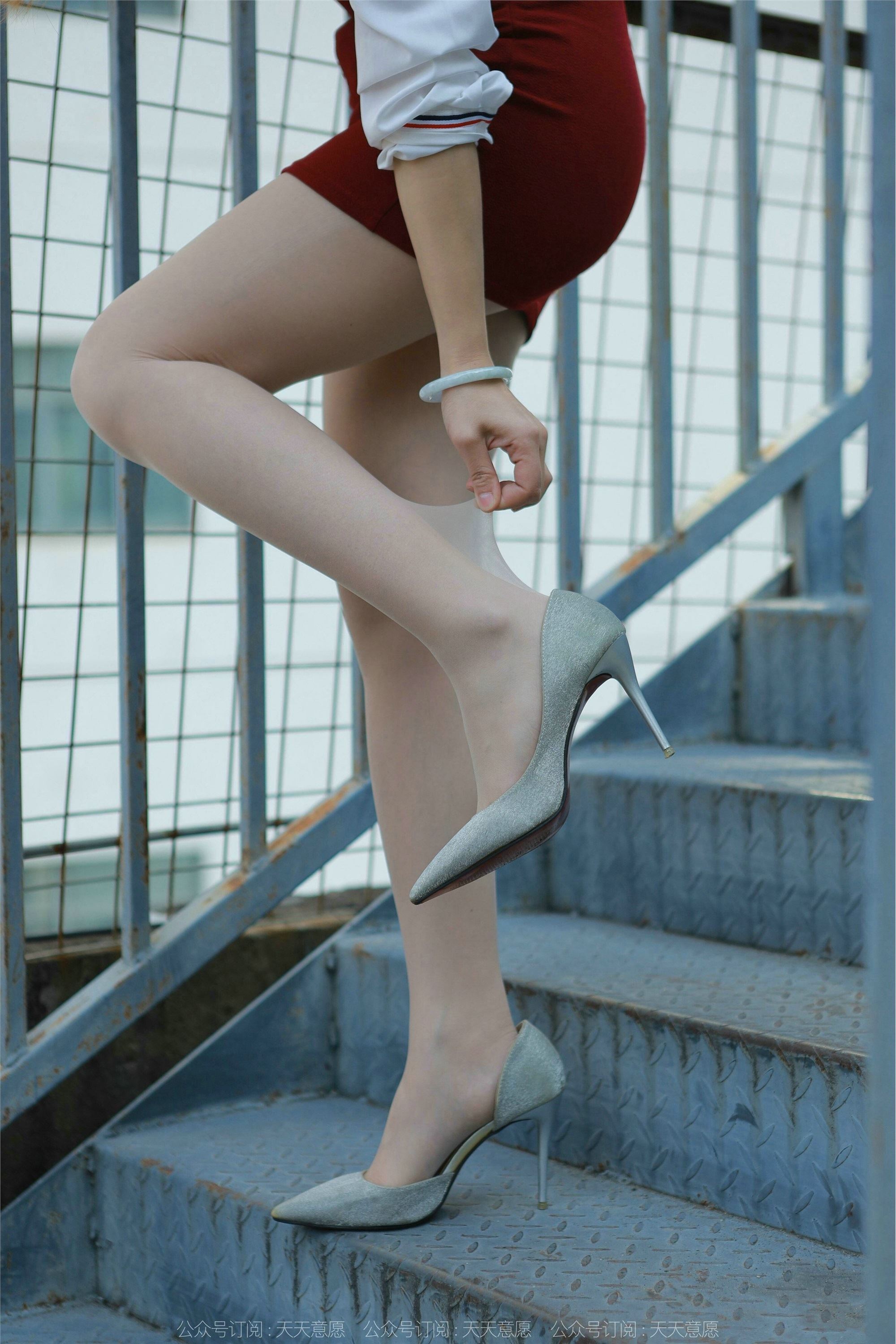 IESS异思趣向  2022.02.17 丝享家1006：小婕《性感红色包臀裙》